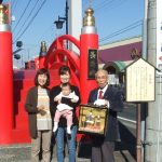 真っ赤な太鼓橋「長寿橋」の渡橋者12万人達成！！