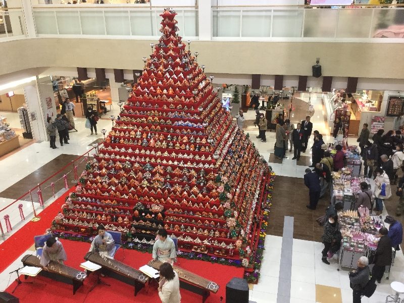 ひな人形のふるさと“鴻巣”の、日本一高いピラミッドひな壇